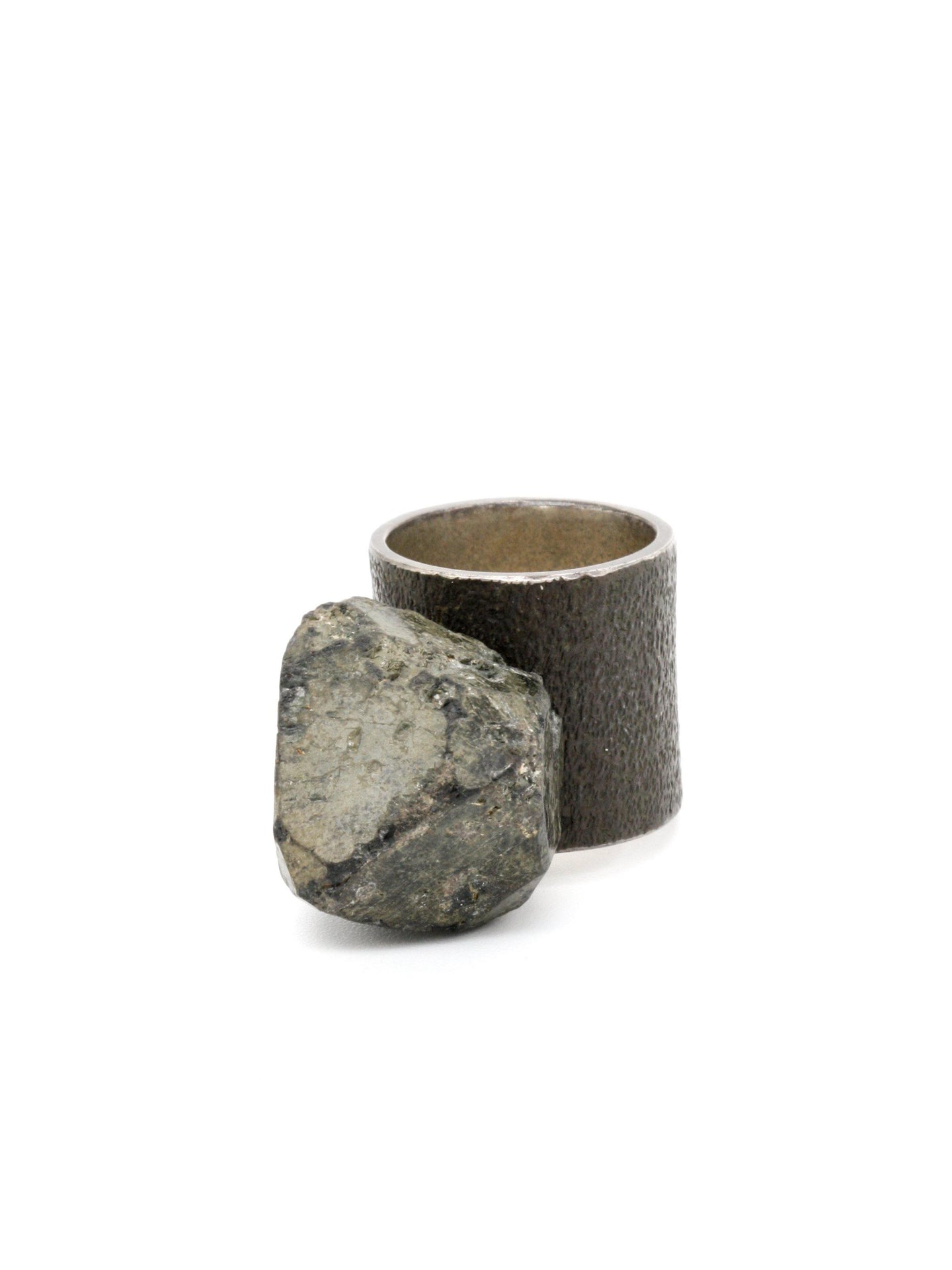 Sagrado Bague (Ring) Solitaire - Rough Cut Black Spinelle - FALLOW