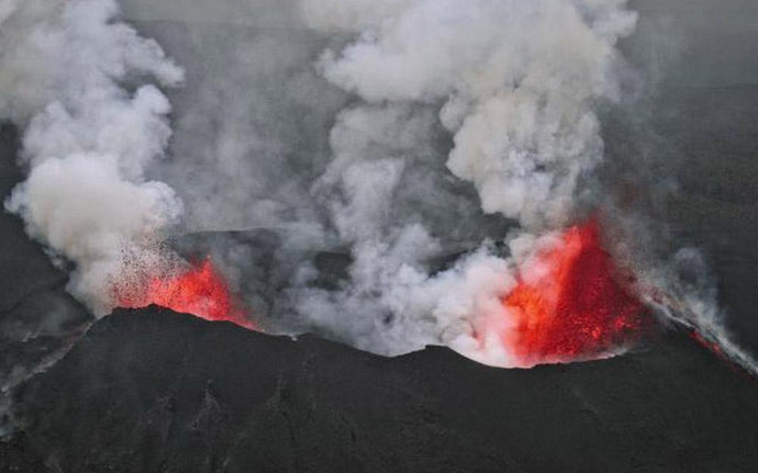 Volcanic Eruptions by Bernhard Edmaier